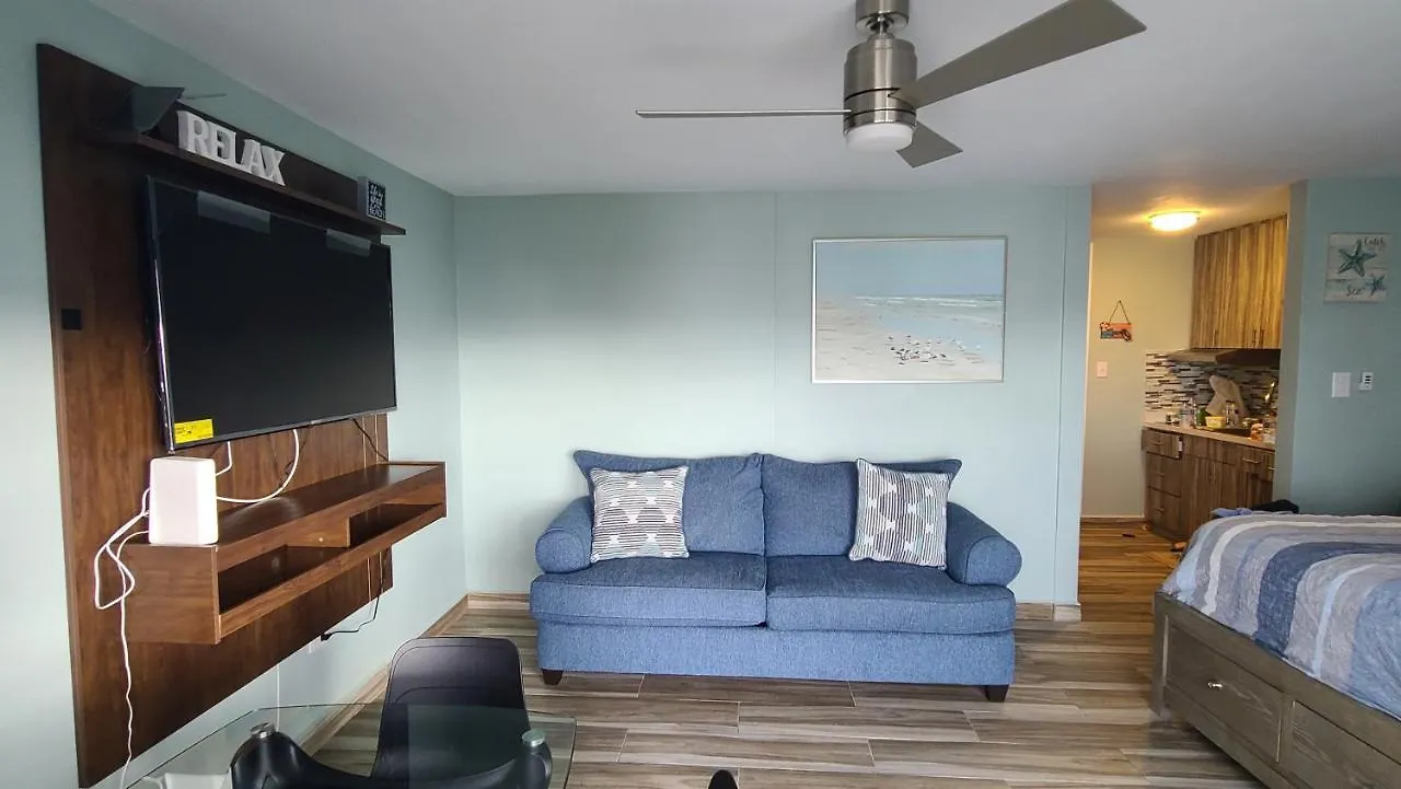 Beachfront Serenity: Remodeled Condo with City Views San Juan Apartment